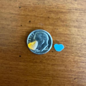 Dois minúsculos corações de vidro marinho, suprimentos para joias, suprimentos para artesanato genuínos