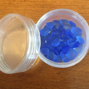 Piccolo lotto di gioielli in vetro di mare blu, fornitura artistica, lotto di vetro di spiaggia autentico
