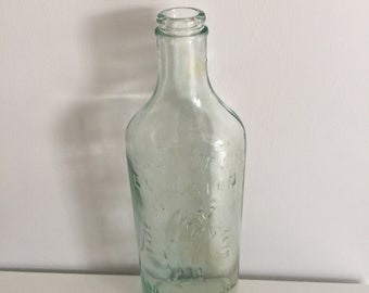 Bottiglia di olio di fegato di merluzzo Scott's Emulsion con marchio registrato, lime e soda
