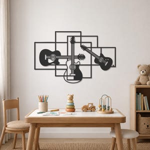 Puede incluir: Una pieza de arte mural de metal negro que presenta tres guitarras acústicas estilizadas dispuestas dentro de una serie de marcos rectangulares superpuestos. El diseño muestra una guitarra colocada horizontalmente y dos guitarras colocadas verticalmente, creando una composición geométrica.