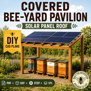 Puede incluir: Una estructura de pabellón de madera con un techo de paneles solares que alberga cuatro colmenas apiladas. El texto dice: COVERED BEE-YARD PAVILION, SOLAR PANEL ROOF, DIY CAD PLANS, BUILT FOR BEEKEEPERS DESIGNED TO LAST, PDF + DXF + STEP + STL.