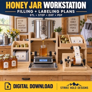 Puede incluir: Una estación de trabajo de madera para tarros de miel con un tanque de acero inoxidable con logo de abeja, una báscula digital que muestra 482.3, una etiquetadora y compartimentos para tarros y etiquetas. Texto: HONEY JAR WORKSTATION FILLING + LABELING PLANS.