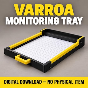 Op de afbeelding: Een zwart en geel Varroa-monitoringsplateau met een wit rasteroppervlak voor het tellen van mijten. Het plateau heeft een rechthoekig frame met een kleine handgreep aan de voorzijde. De tekst VARROA MONITORING TRAY en DIGITAL DOWNLOAD - NO PHYSICAL ITEM is zichtbaar.