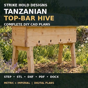 Pode incluir: Uma colmeia de barras superiores de madeira com quatro orifícios de entrada circulares, apoiada em quatro pernas. O texto diz: STRIKE HOLD DESIGNS, TANZANIAN TOP-BAR HIVE, COMPLETE DIY CAD PLANS, STEP, STL, DXF, PDF, DOCX, METRIC + IMPERIAL, DIGITAL PLANS.