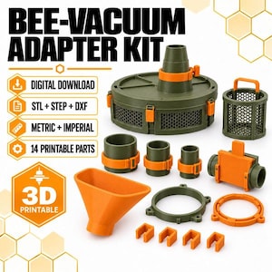 Può includere: Un kit adattatore per aspiratore per api con 14 parti stampabili in verde oliva e arancione. Il set include un alloggiamento circolare, un cestello a rete, vari connettori cilindrici, un imbuto e clip. Testo: BEE-VACUUM ADAPTER KIT.