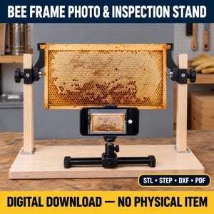 Könnte beinhalten: Ein Bienenrahmen-Foto- und Inspektionsständer mit hellem Holzsockel und zwei vertikalen Stützen mit schwarzen, verstellbaren Halterungen, die einen rechteckigen Bienenwabenrahmen halten. Ein schwarzes Smartphone ist auf einem Stativ montiert.