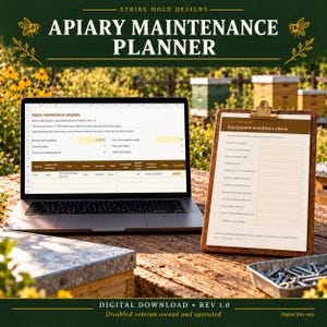 Op de afbeelding: Een digitale download van de Strike Hold Designs Apiary Maintenance Planner met een laptop die een onderhoudsschema-spreadsheet toont en een klembord met een formulier voor apparatuurcontrole.