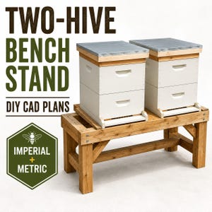 Puede incluir: Un soporte de banco de madera que sostiene dos colmenas blancas con cubiertas de metal. El texto dice TWO-HIVE BENCH STAND DIY CAD PLANS e IMPERIAL + METRIC. El soporte presenta un acabado de madera natural con tornillos visibles.