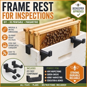 Puede incluir: Un conjunto de soportes de marco negros impresos en 3D unidos a un marco de colmena de madera con panal y abejas. La imagen incluye texto como FRAME REST FOR INSPECTIONS, BEEKEEPER APPROVED y un componente de prueba de 25,5mm y 1,00in.