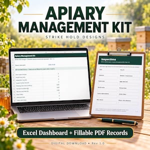 Könnte beinhalten: Ein Bienenstock-Management-Kit mit einem Laptop, der ein Excel-Dashboard anzeigt, und einem Klemmbrett mit einem ausfüllbaren PDF-Inspektionsformular. Der Bildschirm zeigt Datenfelder für Bienenstöcke und Ernteergebnisse. Ein Stift liegt auf dem Tisch.