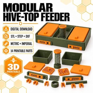 Può includere: Un kit di alimentatore modulare per alveari con componenti in plastica verde oliva e arancione. Il set include 14 parti stampabili, tra cui contenitori, coperchi e un cilindro centrale a rete, con etichette per file digitali STL, STEP e DXF.