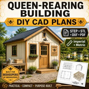 Puede incluir: Un gráfico digital con planos CAD para un edificio de cría de reinas. La imagen muestra un pequeño cobertizo de madera clara con techo oscuro, puerta de madera y ventanas. El texto incluye Queen-Rearing Building y formatos de archivo.