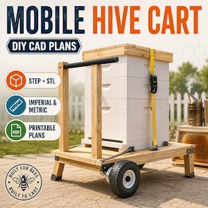 Pode incluir: Um carrinho móvel de madeira para colmeias com uma colmeia branca fixada por uma cinta de catraca amarela. O carrinho possui uma alça preta, duas rodas e quatro pernas. O texto inclui MOBILE HIVE CART, DIY CAD PLANS, STEP + STL, IMPERIAL & METRIC, PRINTABLE PLANS.