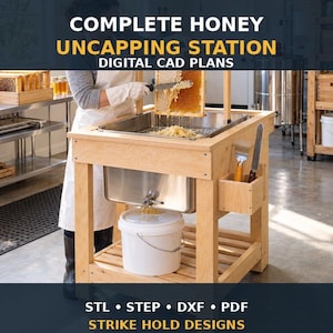 Puede incluir: Una estación de desoperculado de miel de madera con una cubeta de acero inoxidable, un cubo de plástico blanco y un compartimento lateral. El texto dice: COMPLETE HONEY UNCAPPING STATION DIGITAL CAD PLANS STL STEP DXF PDF STRIKE HOLD DESIGNS.