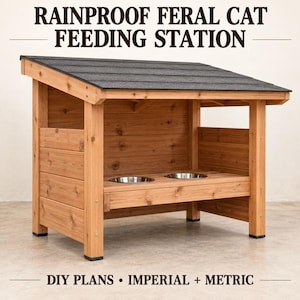 以下が含まれることがあります： 雨よけ付きの木製野良猫用給餌ステーション。暗い色の傾斜した屋根と、プラットフォームに埋め込まれた2つの円形金属製ボウルが特徴です。RAINPROOF FERAL CAT FEEDING STATIONおよびDIY PLANS • IMPERIAL + METRICというテキストが表示されています。