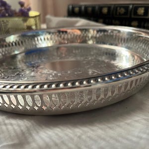 Vintage F.B. Rogers Silverpläterad bricka, Utsmyckad rund serveringsbricka
