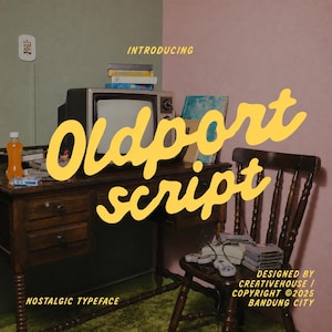 Puede incluir: Un escritorio de madera vintage con un televisor retro, cintas VHS apiladas y una botella de líquido naranja. Una silla de madera sostiene una consola de juegos y cartuchos. Texto: INTRODUCING Oldport script NOSTALGIC TYPEFACE DESIGNED BY CREATIVEHOUSE ©2025 BANDUNG CITY.