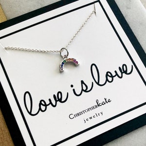 Love is Love Regenbogen Micro Pave Charm Halskette, LGBTQ+, Pride