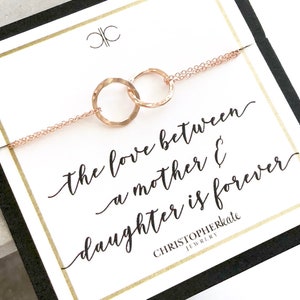 Pulsera de eternidad con anillos entrelazados de oro rosa martillado.... Madre, Hija, Madre de la Novia