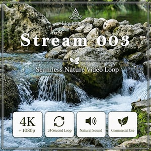 Könnte beinhalten: Eine digitale Videodatei mit dem Titel Liquid Loops Stream 003, die eine nahtlose Natur-Videoschleife eines über Felsen fließenden Bachs zeigt. Die Grafik enthält Text 4K + 1080p, 24-Second Loop, Natural Sound und Commercial Use in weißen Feldern.