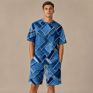 Puede incluir: Un conjunto de camiseta de manga corta con cuello redondo y pantalón corto a juego con un estampado de patchwork de mezclilla azul. El diseño muestra varios tonos de azul en un patrón de cuadrícula diagonal con bordes deshilachados y el pantalón corto incluye un cordón blanco.