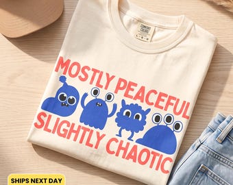 Meist friedlich, leicht chaotisch – T-Shirt | Grafik-T-Shirt „Blaue Monster“