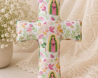 Handgemaakt stoffen kruis met Sint-Benedictusmedaille | Babykamerdecoratie Onze-Lieve-Vrouw van Guadalupe