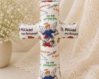 Handgemaakt stoffen kruis van Sint-Michiel | Decoratie voor doop, communie en kinderkamer | Met Sint-Benedictusmedaille aan de binnenkant