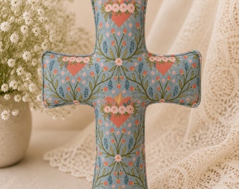 Croix en tissu faite main | Baptême | Première communion | Décoration intérieure | Décoration de chambre d'enfant | Médaille de saint Benoît à l'intérieur