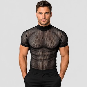 Puede incluir: Una camiseta negra de manga corta con cuello alto y tejido de malla semitransparente con un patrón de rejilla uniforme. La prenda es ajustada, cuenta con ribetes negros sólidos en el cuello y los puños, y se combina con pantalones negros.