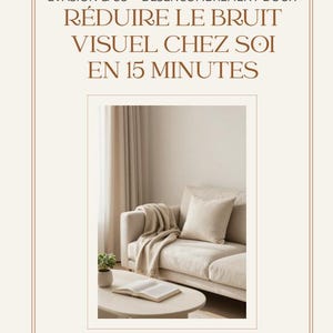 Op de afbeelding: Een beige bank met een plaid en kussen, een salontafel met een open boek en een kleine plant in een pot, en de tekst: ÉVASION & CO – DÉSENCOMBREMENT DOUX RÉDUIRE LE BRUIT VISUEL CHEZ SOI EN 15 MINUTES LA MÉTHODE ZONE PAR ZONE SANS TOUT RETOURNER.