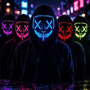 Peut inclure: Cinq silhouettes portant des vestes à capuche sombres et des masques LED lumineux avec un motif d'yeux en forme de X et une bouche cousue. Les masques émettent une lumière néon vive en violet, rose, bleu, rouge et vert dans l'obscurité.