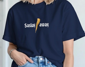 Camiseta Saslay Away, juego de palabras con estaca dibujado a mano, prenda de algodón con estilo noventero.