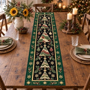 Peut inclure: Un chemin de table rectangulaire avec un panneau central noir orné d'un motif répétitif de sapins de Noël, de boules et d'étoiles dorées, bordé d'un large tissu vert décoré de flocons de neige dorés et de feuilles de houx.