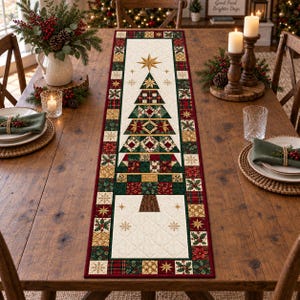 Peut inclure: Un chemin de table matelassé rectangulaire présentant un motif central de sapin de Noël composé de divers carrés de tissu à motifs verts, rouges et dorés. La bordure se compose de carrés alternés avec des motifs de houx, d'étoiles et de tartan.