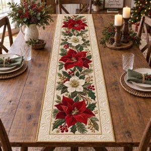Peut inclure: Un chemin de table rectangulaire avec un fond crème et une bordure au motif de volutes matelassées. Le centre présente un motif floral répétitif composé de fleurs de poinsettia rouges et blanches, de branches de pin et de baies rouges.