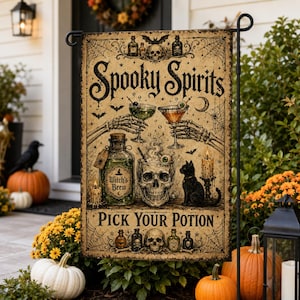 Peut inclure: Un drapeau de jardin rectangulaire sur fond beige avec le texte Spooky Spirits et Pick Your Potion. Le motif comprend des mains de squelette tenant des verres à cocktail, un crâne, un chat noir, des bougies et des flacons de potion.