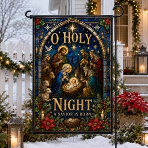 Può includere: Una bandiera da giardino rettangolare con una scena della natività in stile vetrata e il testo O HOLY NIGHT A SAVIOR IS BORN. Il design raffigura figure in abiti, un bambino in una mangiatoia e animali, incorniciati da agrifoglio e stelle di Natale.