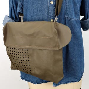 Bolso de campaña o bandolera de vinilo verde oliva con correa de hombro extraíble, excedente militar de los años 90