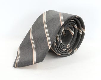 Krawat jedwabny w szare paski z różowo-białymi ukośnymi paskami z lat 80.