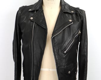 Kurtka motocyklowa z czarnej skóry z lat 80. ze stalowymi zamkami i zatrzaskami / męska, rozmiar S, dopasowany