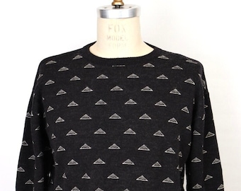 Suéter vintage de lana de los años 80 en color gris carbón con estampado de triángulos o picos de montaña / talla pequeña para hombre