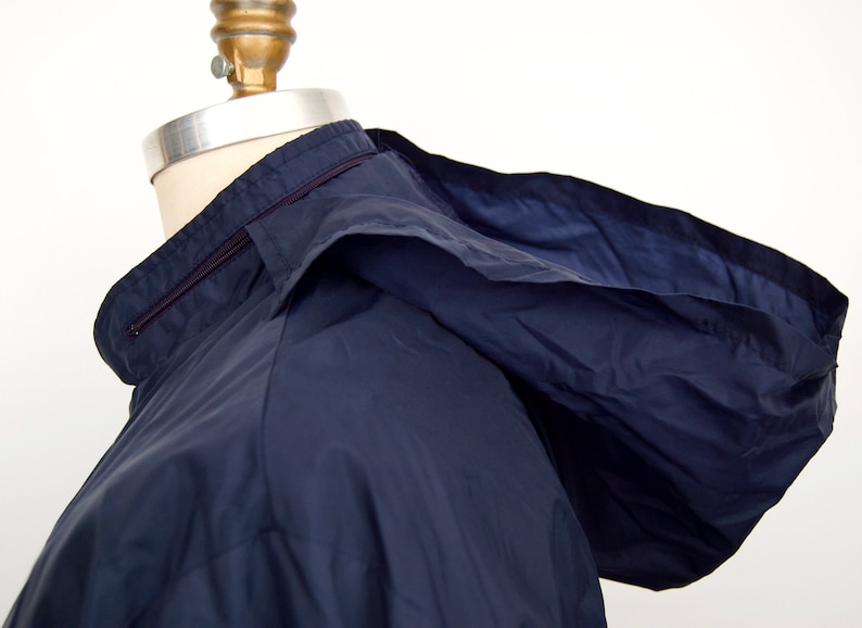 1980s Notre Dame Jacket w zip-collar rain hood /& terry cloth lining navy blue nylon windbreaker men/'s extra large