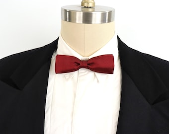 Wąska, czerwona, jedwabna muszka do smokingu z lat 80.