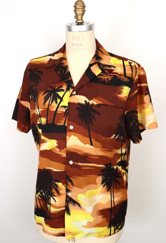 Camicia hawaiana degli anni 80 con colletto da campo e motivo a