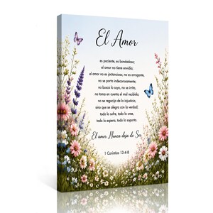 Peut inclure: Une toile murale rectangulaire ornée d'une bordure de fleurs sauvages roses, blanches et violettes. Le centre présente le texte espagnol El Amor es paciente, es bondadoso, 1 Corintios 13:4-8, accompagné de deux papillons violet et bleu.