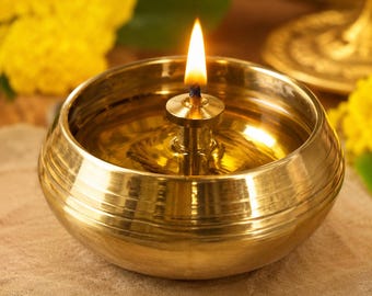 Diya de latão para Pooja | Lâmpada de óleo tradicional para Pooja | Deepak de latão dourado | Pequena lâmpada de oração hindu | Decoração para templo doméstico e Diwali