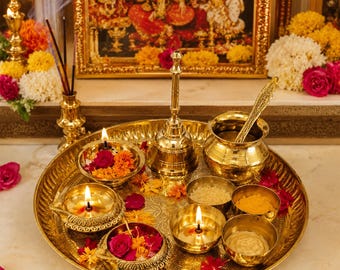Coffret Puja en laiton avec accessoires | Plateau de prière floral gravé avec diya, bols, kalash, cuillère et objets rituels | Coffret cadeau doré festif