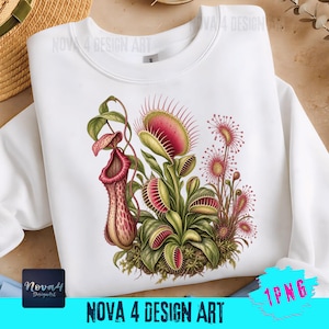 Op de afbeelding: Een wit sweatshirt met ronde hals voorzien van een centrale grafische illustratie van diverse vleesetende planten, waaronder een bekerplant, verschillende Venusvliegenvallen met rood-groene bladeren en clusters zonnedauw met roze-rode tentakels.