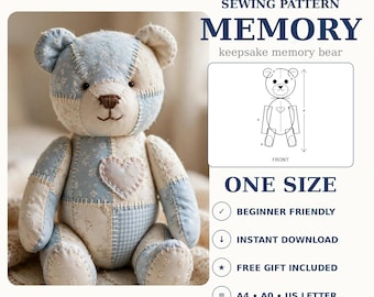 Könnte beinhalten: Ein digitales Schnittmuster zum Herunterladen für einen Erinnerungsbären. Das Bild zeigt einen Patchwork-Teddybären aus hellblauem und cremefarbenem Blumen- und Vichy-Stoff mit einem Herzaufnäher. Text beinhaltet DIGITAL DOWNLOAD SEWING PATTERN MEMORY.